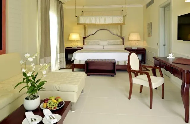Iberostar Grand Hotel Bavaro Punta Cana chambre luxe grand lit